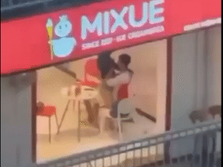 Cặp đôi trẻ Việt địt nhau trong tiệm kem Mixue Long Khánh