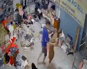 Em chủ Shop đang Livestream bán hàng trên tiktok thì bị khách đến lôi vô phòng rồi đè ra chịch