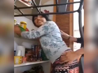 Vụng trộm với e vợ ở dưới bếp