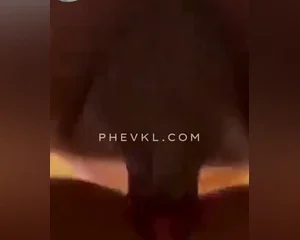 Góc quay từ dưới bắn tinh nhoe nhoét vào lồn em