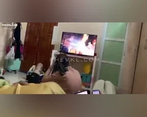 Lén lút đụ con bạn thân của người yêu trước mặt mà không hay biết