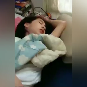 Đang ngủ say thì bị ông chú vô móc bím sướng tê người