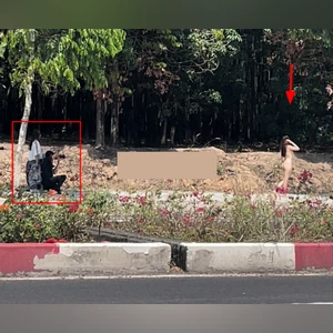 Độc lạ Bình Dương cởi truồng chụp nude giữa đường