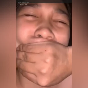 Bịt mồm em vì rên to sợ ba mẹ phát hiện