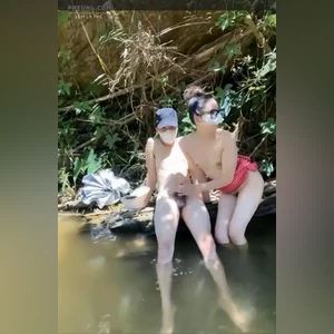 Cặp đôi Public ngoài suối tìm cảm giác mới lạ với thiên nhiên