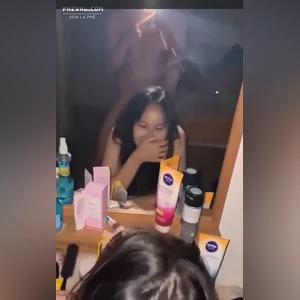 Doggy con bạn thân trước bàn trang điểm sướng oằn cả mình lại