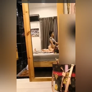 Lén lút chịch cô bạn thân của vợ ngay trong nhà