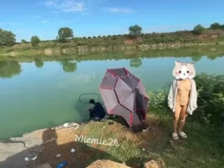 Dâm nữ Mie2K show hàng rất chuyên nghiệp tại hồ câu cá