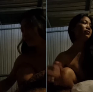 Em nhân viên quán cafe bình dân còn non tơ và thơ ngây