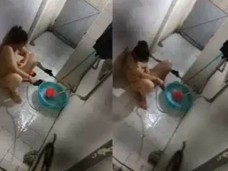 Quáy lén chị gái phòng bên lấy vòi xịt tự sướng