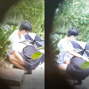 Quay lén 2 bé học sinh mút cu nhau trong công viên