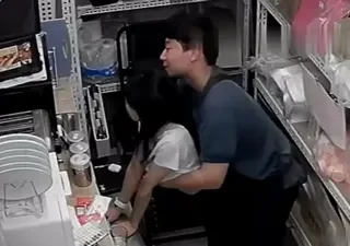 Anh nhân viên may mắn và cô chủ damdang vụng trộm ngay trong quán ăn