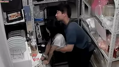 Anh nhân viên may mắn và cô chủ damdang vụng trộm ngay trong quán ăn