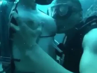 Đeo bình OXY xuống biển đóng phim sex thật là một cảm giác mới lạ